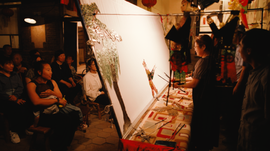 ֯ڼһƤӰϷƵĵƹ£ɫƤӰż